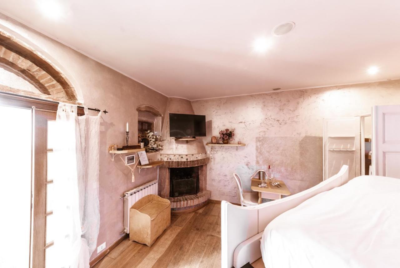 Il Nido D'Amore - Lorenzana Colombaie Bed & Breakfast Exterior photo