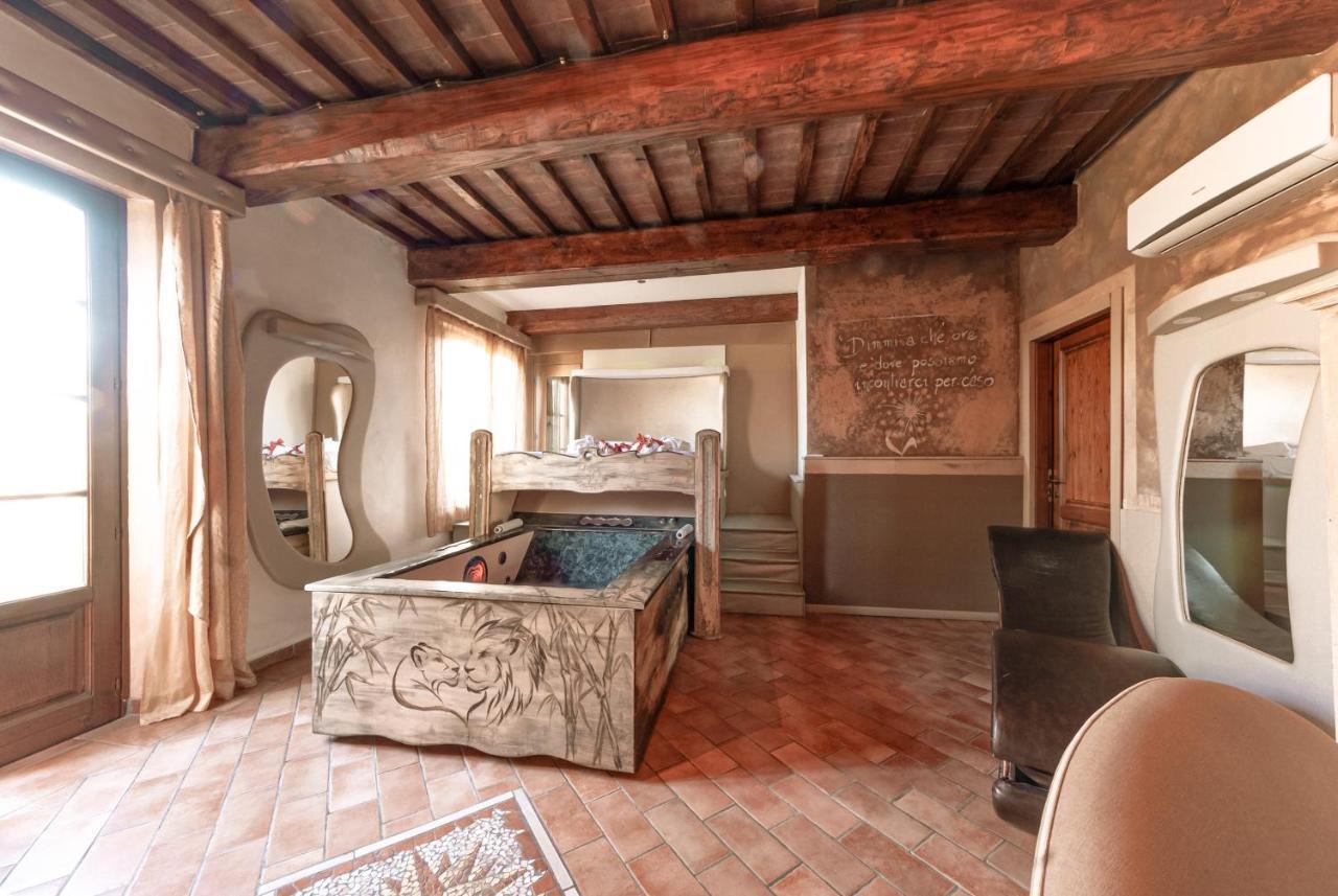 Il Nido D'Amore - Lorenzana Colombaie Bed & Breakfast Exterior photo