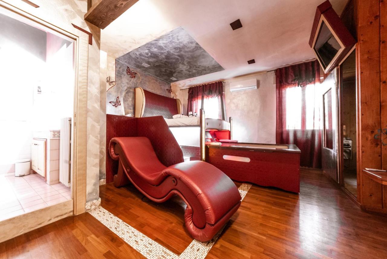 Il Nido D'Amore - Lorenzana Colombaie Bed & Breakfast Exterior photo