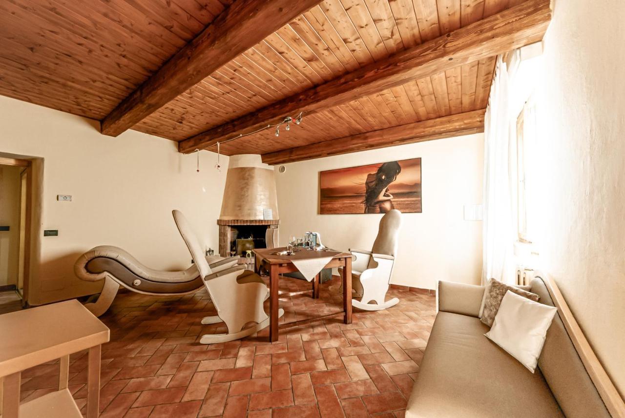 Il Nido D'Amore - Lorenzana Colombaie Bed & Breakfast Exterior photo